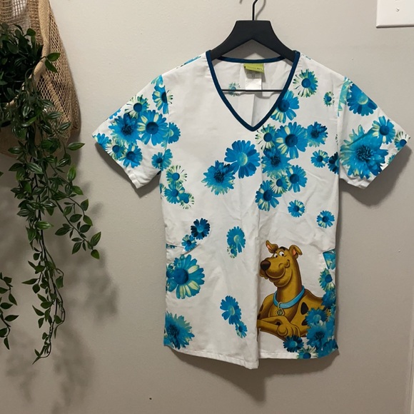 Tooniforms Scooby-Doo Scrub Top - Picture 2 of 5